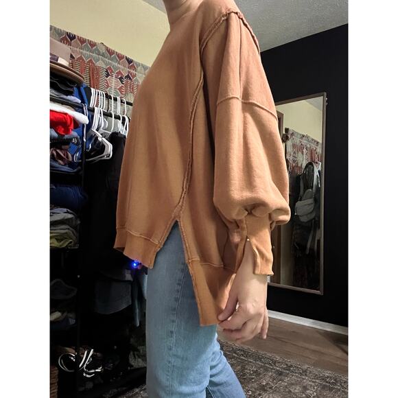 Free people with the free Camden sweatshirt - Picture 2 of 8